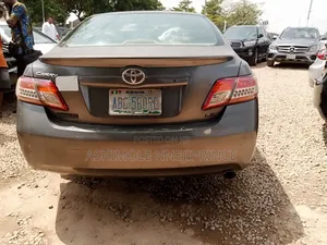 Toyota Camry LE Sedan (2.4L) 2008, Launin Fari