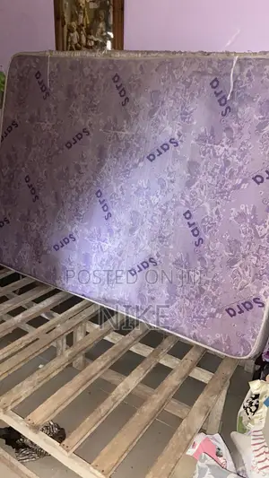 Katifa da Tsaye tare da Labule da Kujerar Filastik