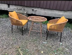 Saitin kujerun waje na zamani da tebur na tsakiya