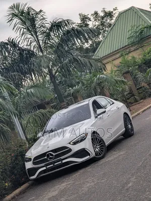 Mercedes-Benz C300 2023 Fari