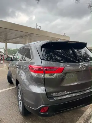 2018 Toyota Highlander XLE 4x2 V6 SUV