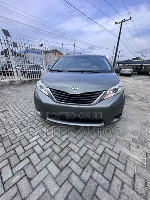 2011 Toyota Sienna LE - Foreign Used