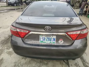 Toyota Camry SE Sedan (2.5L) na 2015