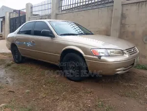 Toyota Camry LE Sedan ta 2000