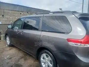 Toyota Sienna 2011 Launin Fari