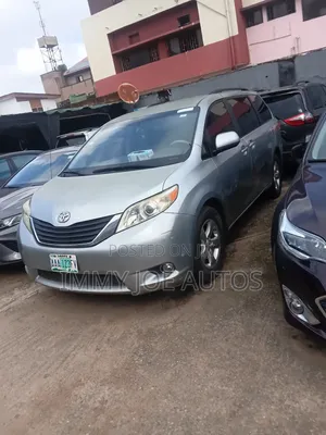 Toyota Sienna LE 7-Fitarwa 2012 Silver