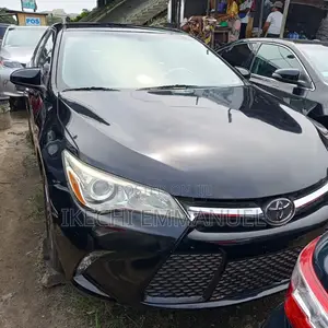 2015 Toyota Camry SE Mai Amfani Daga Ƙasashen Waje, Shuɗi