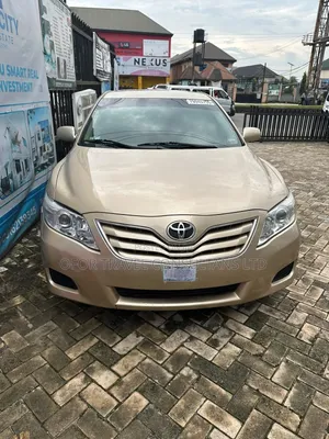2009 Toyota Camry LE Zinariya