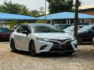 Toyota Camry XSE FWD 2020 Fari