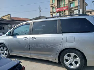 Toyota Sienna LE 7 Passenger Minivan na 2011