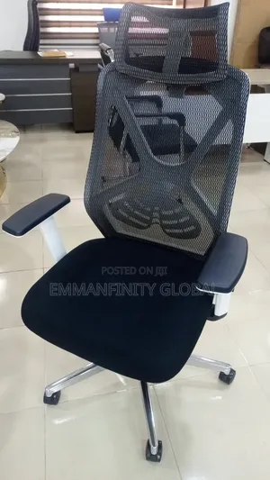 Executive Ergonomic Swivel Chair tare da Headrest