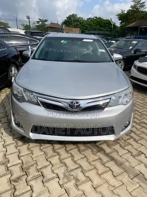 Toyota Camry XLE Sedan (2.5L) na 2013