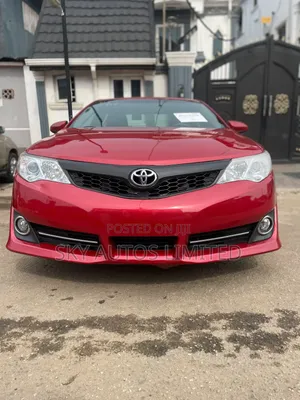Toyota Camry SE Sedan 2012