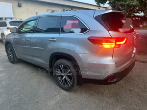 2018 Toyota Highlander LE 4x4 V6 SUV - Silver
