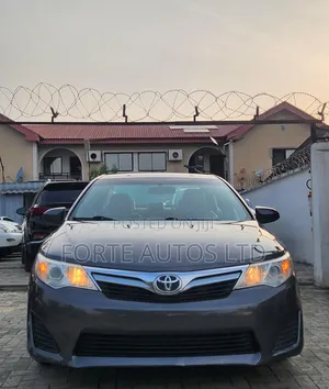 2014 Toyota Camry LE 2.5L Sedan - Waje Amfani