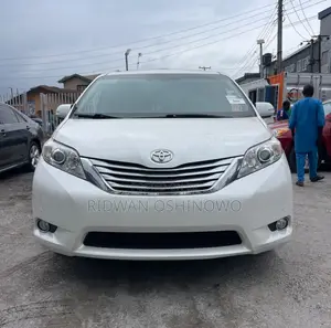 Toyota Sienna Limited AWD 2013 Fari