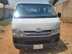 Toyota HiAce 2010 Fari