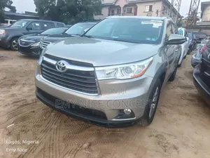 2015 Toyota Highlander XLE SUV Gold