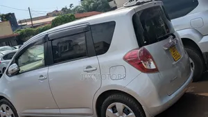 Toyota Ractis 1.3 FWD Hatchback 2009 Silver